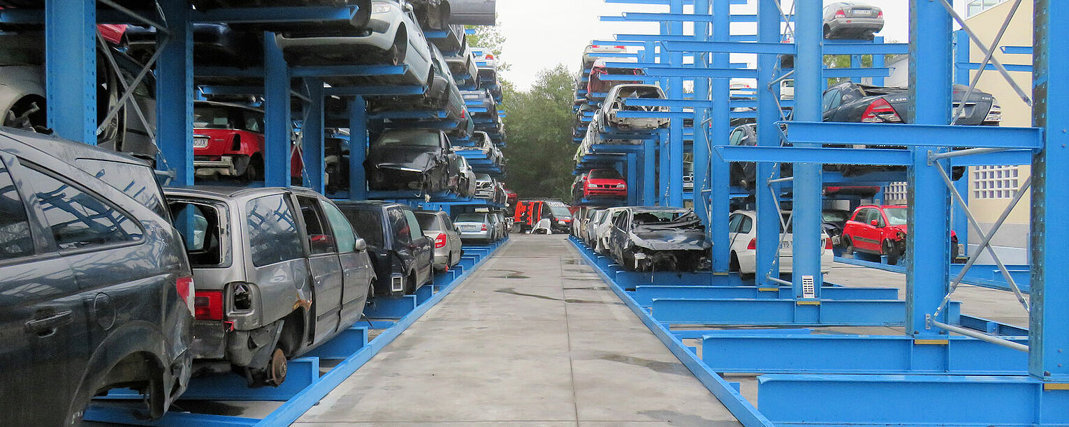 [Translate "Poland"] Cantilever racking Car dismantler