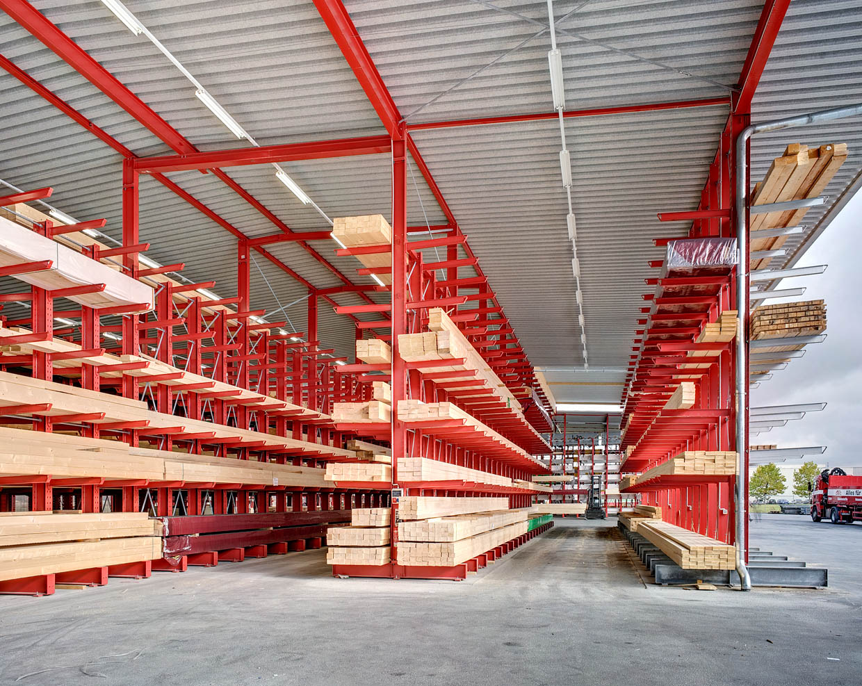 [Translate "Poland"] Rack-clad warehouse Cantilever racking