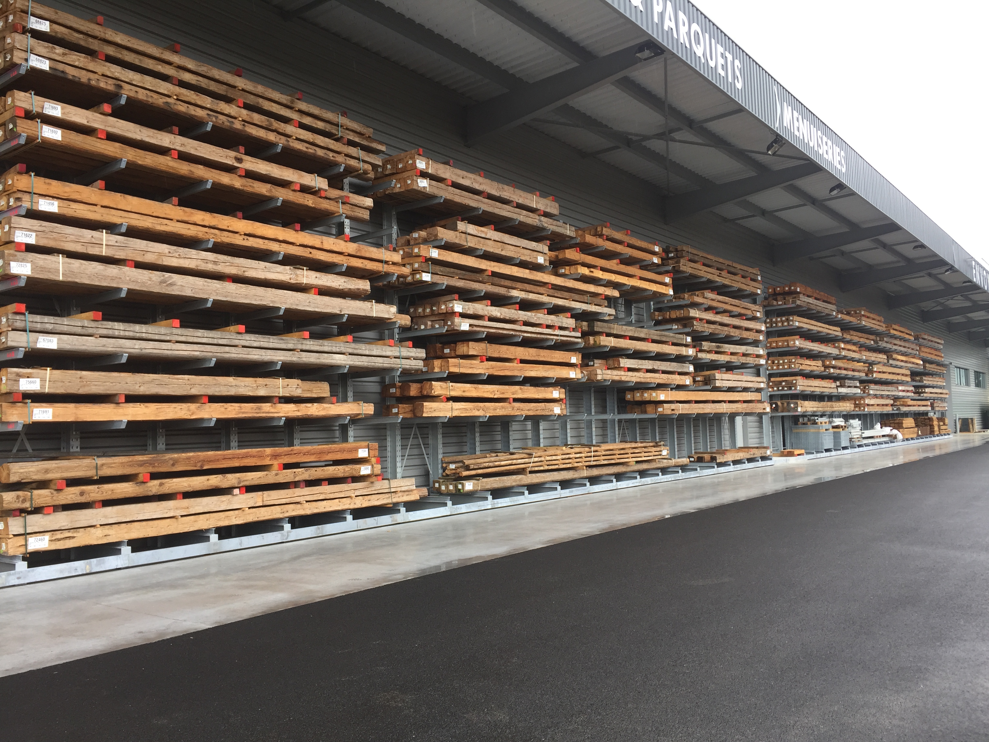 [Translate "Poland"] Cantilever racking timber trade